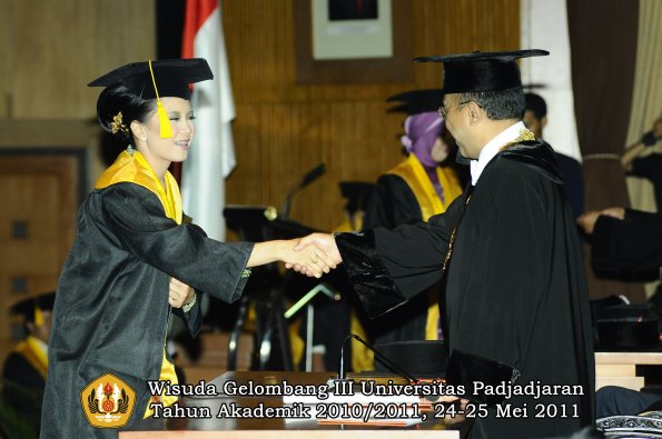 wisuda-fe-oleh-rektor-180-copy