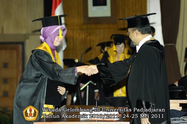 wisuda-fe-oleh-rektor-181-copy