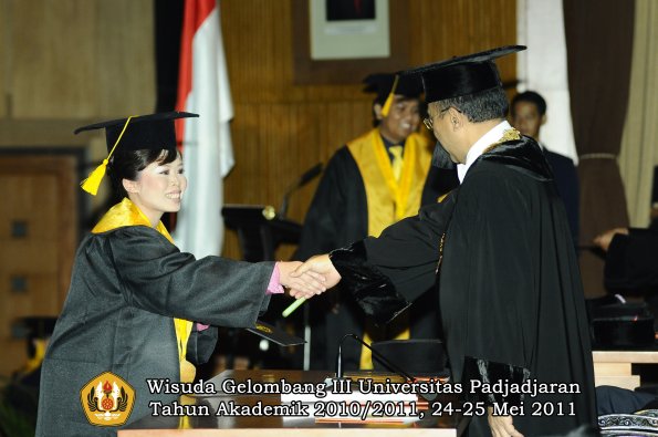 wisuda-fe-oleh-rektor-182-copy