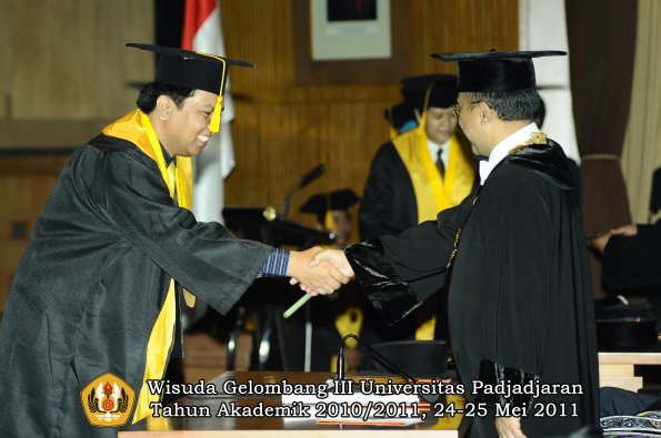 wisuda-fe-oleh-rektor-183-copy