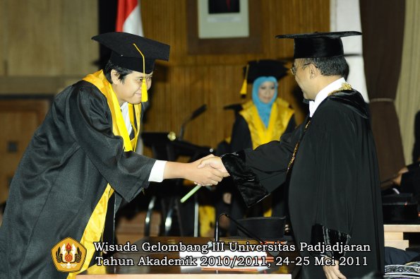 wisuda-fe-oleh-rektor-184-copy