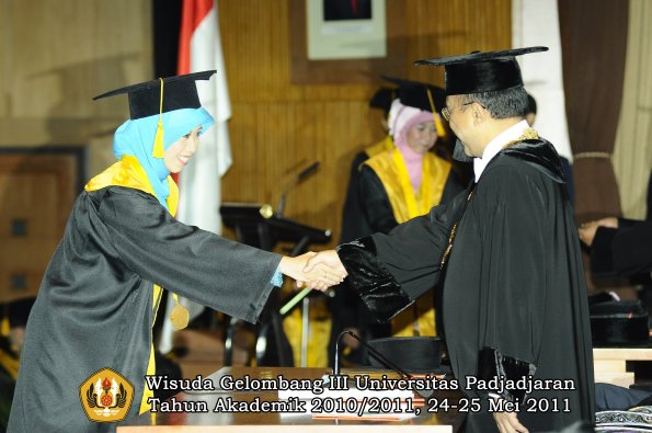 wisuda-fe-oleh-rektor-185-copy