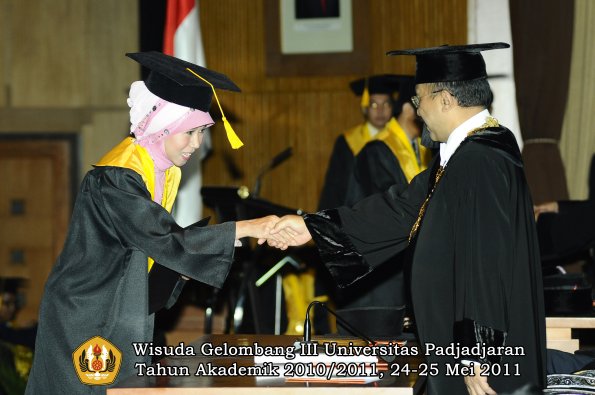 wisuda-fe-oleh-rektor-186-copy