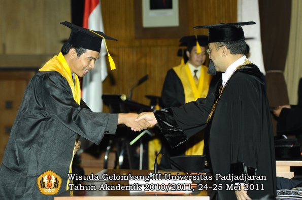 wisuda-fe-oleh-rektor-187-copy