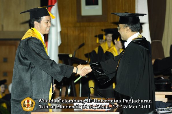 wisuda-fe-oleh-rektor-188-copy