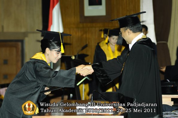 wisuda-fe-oleh-rektor-189-copy