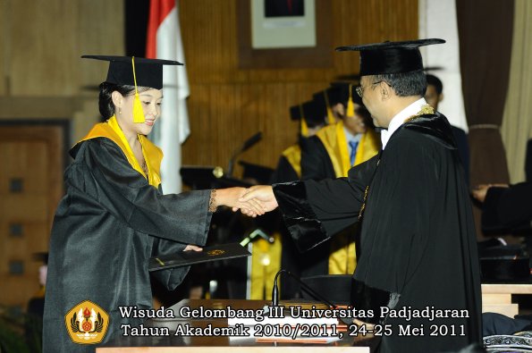 wisuda-fe-oleh-rektor-190-copy