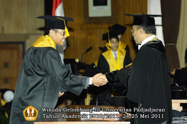 wisuda-fe-oleh-rektor-191-copy