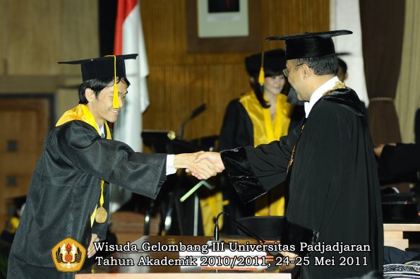 wisuda-fe-oleh-rektor-192-copy