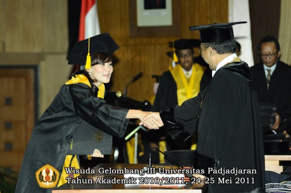 wisuda-fe-oleh-rektor-193-copy