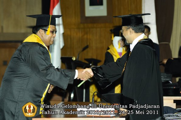 wisuda-fe-oleh-rektor-194-copy