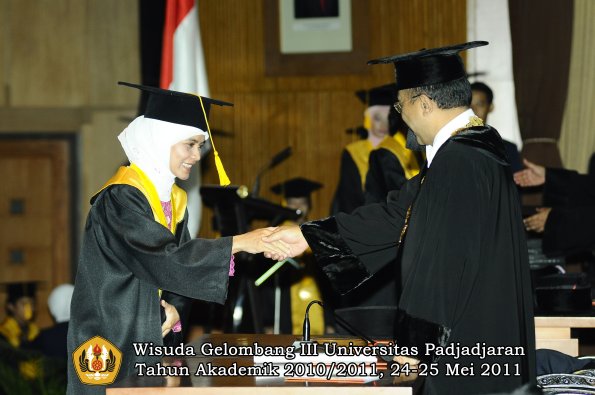 wisuda-fe-oleh-rektor-195-copy