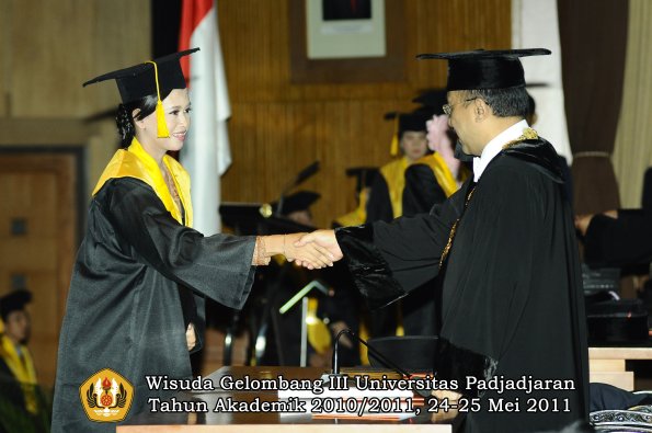 wisuda-fe-oleh-rektor-196-copy