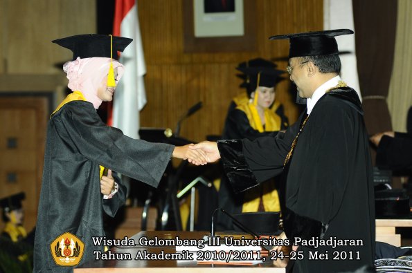 wisuda-fe-oleh-rektor-197-copy