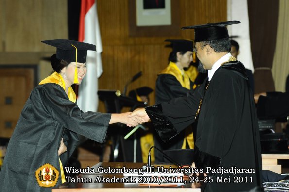 wisuda-fe-oleh-rektor-198-copy