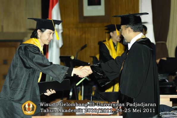 wisuda-fe-oleh-rektor-199-copy