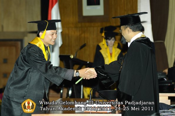 wisuda-fe-oleh-rektor-200-copy