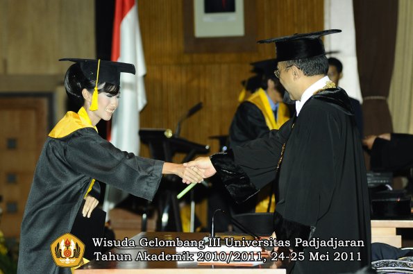 wisuda-fe-oleh-rektor-201-copy