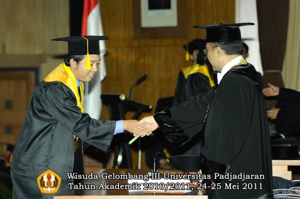 wisuda-fe-oleh-rektor-202-copy