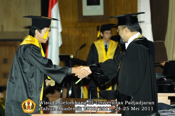 wisuda-fe-oleh-rektor-203-copy