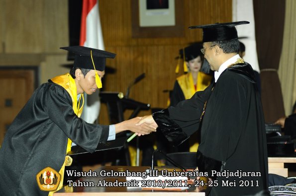 wisuda-fe-oleh-rektor-204-copy