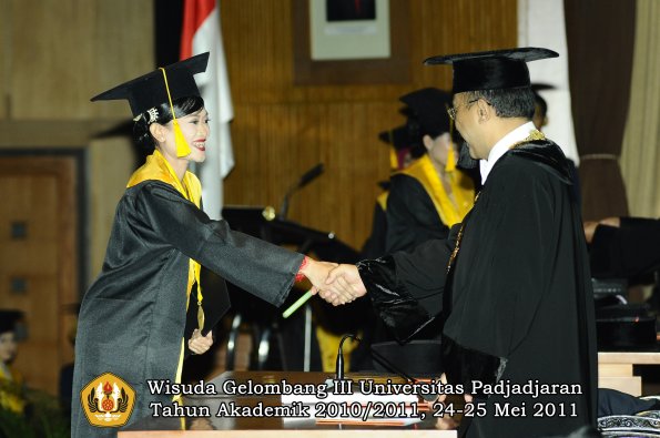 wisuda-fe-oleh-rektor-205-copy