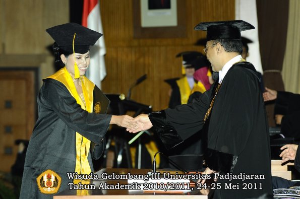 wisuda-fe-oleh-rektor-206-copy