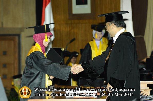 wisuda-fe-oleh-rektor-207-copy