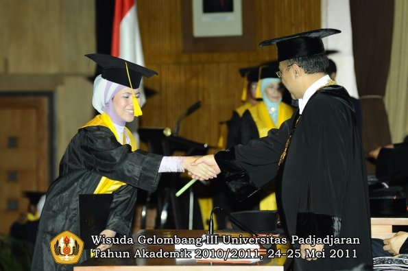 wisuda-fe-oleh-rektor-208-copy