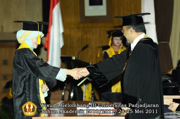 wisuda-fe-oleh-rektor-209-copy