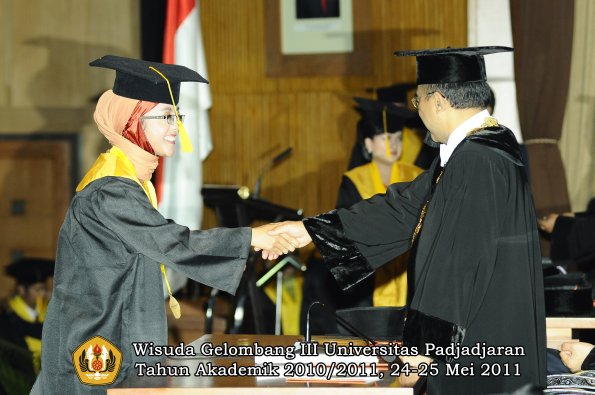 wisuda-fe-oleh-rektor-210-copy