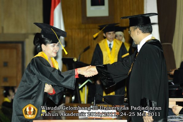 wisuda-fe-oleh-rektor-211-copy