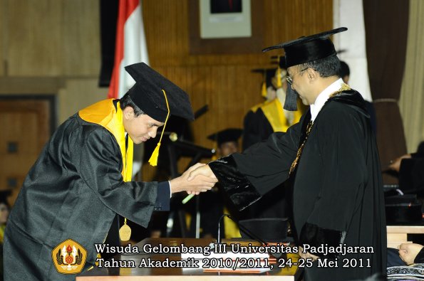 wisuda-fe-oleh-rektor-212-copy