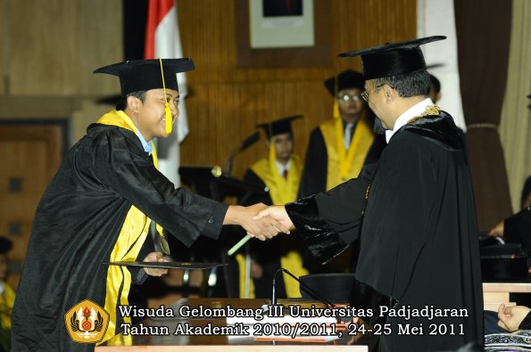 wisuda-fe-oleh-rektor-216-copy