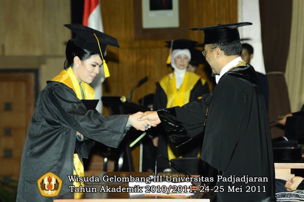 wisuda-fe-oleh-rektor-220-copy