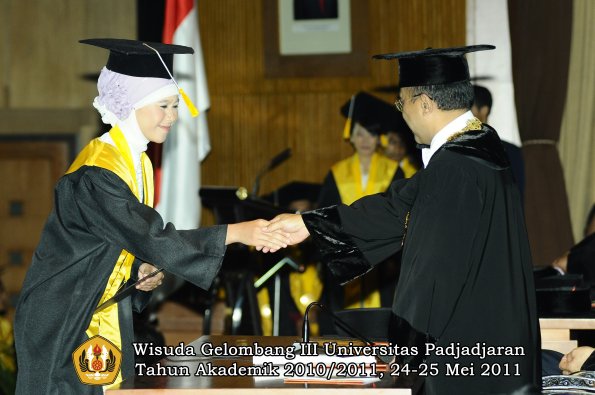 wisuda-fe-oleh-rektor-221-copy