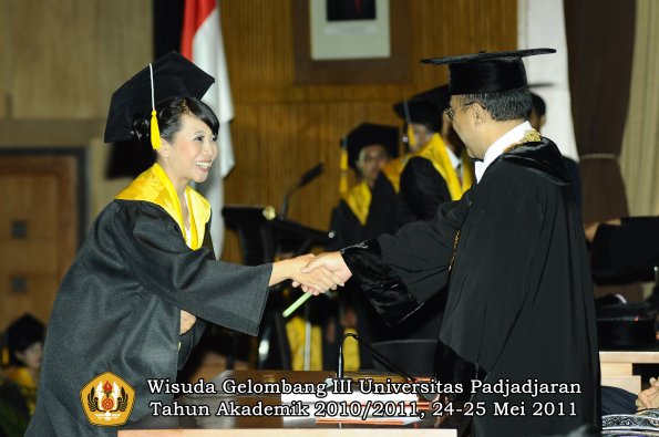 wisuda-fe-oleh-rektor-222-copy