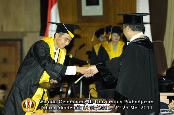 wisuda-fe-oleh-rektor-223-copy