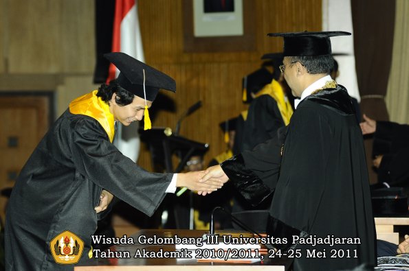 wisuda-fe-oleh-rektor-228-copy