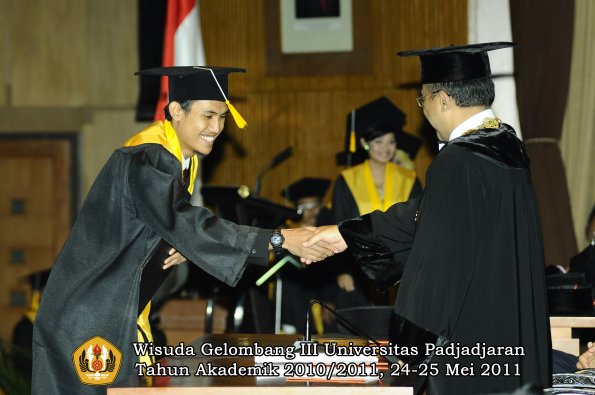 wisuda-fe-oleh-rektor-229-copy