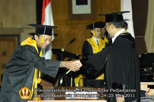 wisuda-fe-oleh-rektor-232-copy