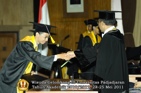 wisuda-fe-oleh-rektor-233-copy