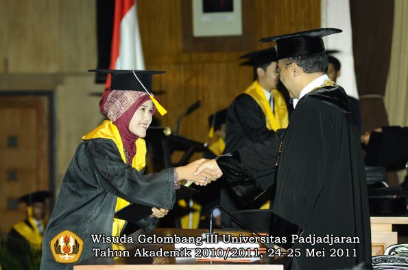 wisuda-fe-oleh-rektor-236-copy