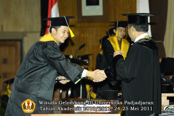 wisuda-fe-oleh-rektor-237-copy