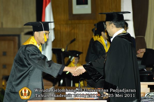 wisuda-fe-oleh-rektor-239-copy