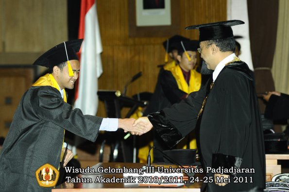 wisuda-fe-oleh-rektor-240-copy