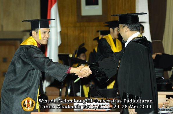 wisuda-fe-oleh-rektor-241-copy