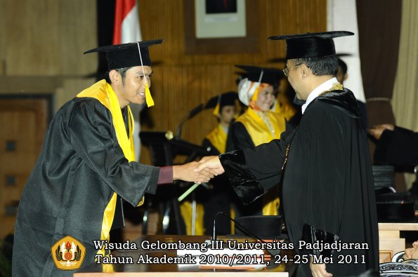 wisuda-fe-oleh-rektor-242-copy