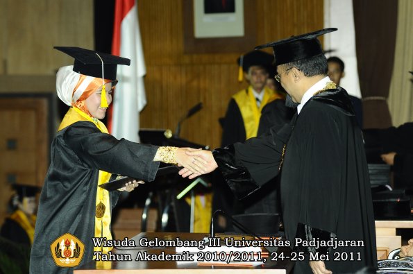 wisuda-fe-oleh-rektor-243-copy