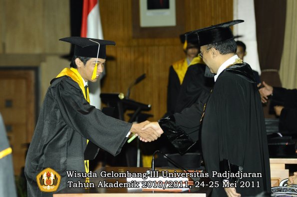 wisuda-fe-oleh-rektor-244-copy